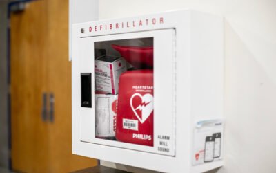 Más escuelas tienen el medicamento para revertir sobredosis, pero otras se preocupan por el estigma